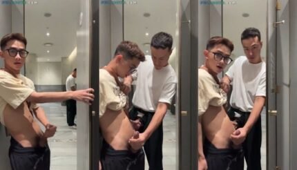 เจอคนดังกำลังยืนฉี่ในห้องน้ำสาธารณะ ไอ้เราก็ห้าวซะด้วยเลยชักว่าวโชว์เลยเขาก็เข้ามาเล่นด้วยเสียวควยสิครับ งานนี้ฮว่างฟุกเจอตันตัน ชักว่าวแข่งกันน้ำแตก