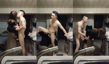หนุ่มตี๋อีกคนของเจ๊หงษ์คนดังที่เป็นข่าว ดูเหมือนคนนี้เจ๊แกจะจัดหนัก คงถูกใจเป็นพิเศษ อมควยเย็ดน้ำพุ่ง